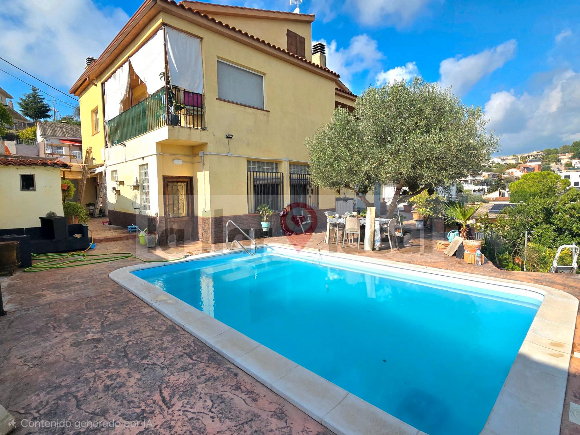 Vista exterior de Casa o xalet en venda en Sant Esteve Sesrovires amb Calefacció, Jardí privat i Terrassa