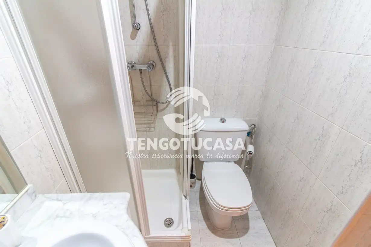 Bany de Pis de lloguer en Madrid amb Calefacció i Moblat