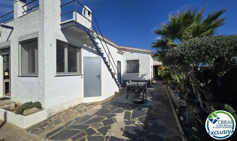 Vista exterior de Casa o xalet en venda en Roses amb Calefacció, Jardí privat i Traster