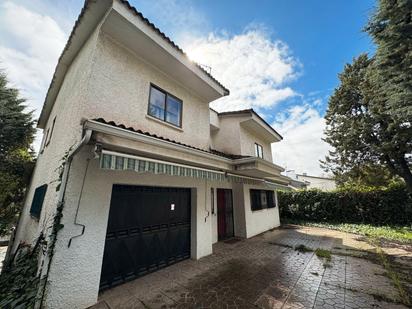 Außenansicht von Haus oder Chalet zum verkauf in Casarrubios del Monte mit Terrasse und Schwimmbad