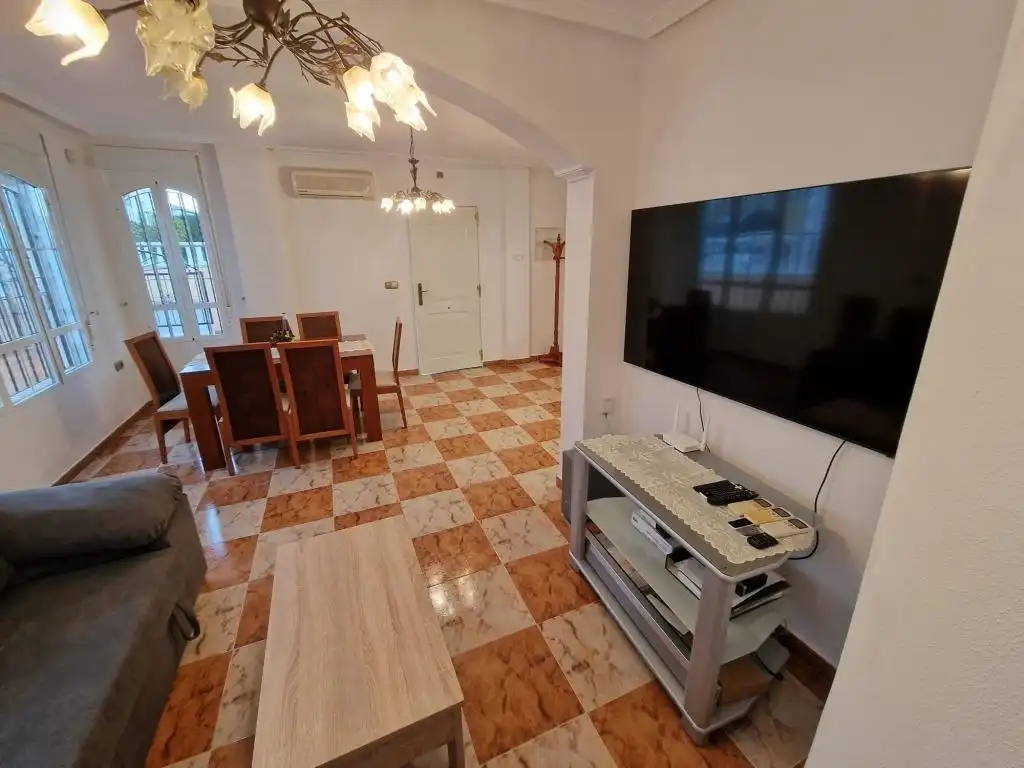 Sala d'estar de Casa o xalet de lloguer en Orihuela amb Aire condicionat, Moblat i Jacuzzi