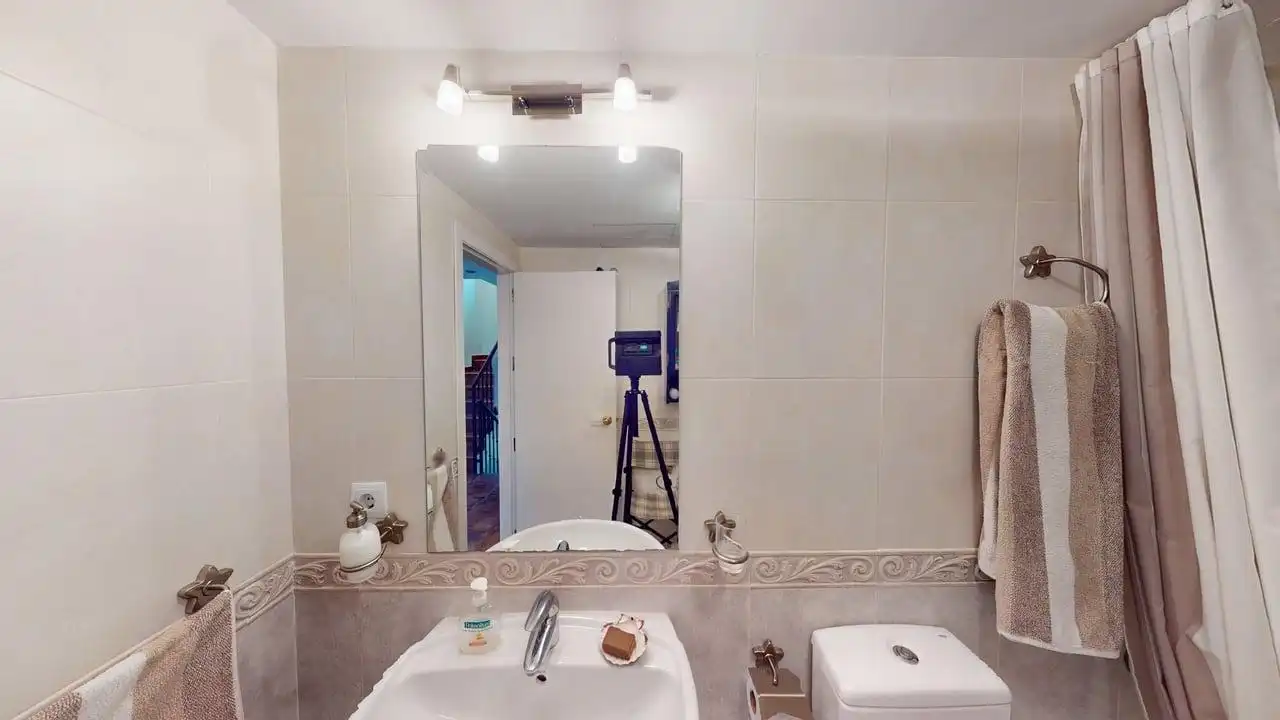 Baño de Casa adosada de alquiler en Guillena con Aire acondicionado, Calefacción y Jardín privado