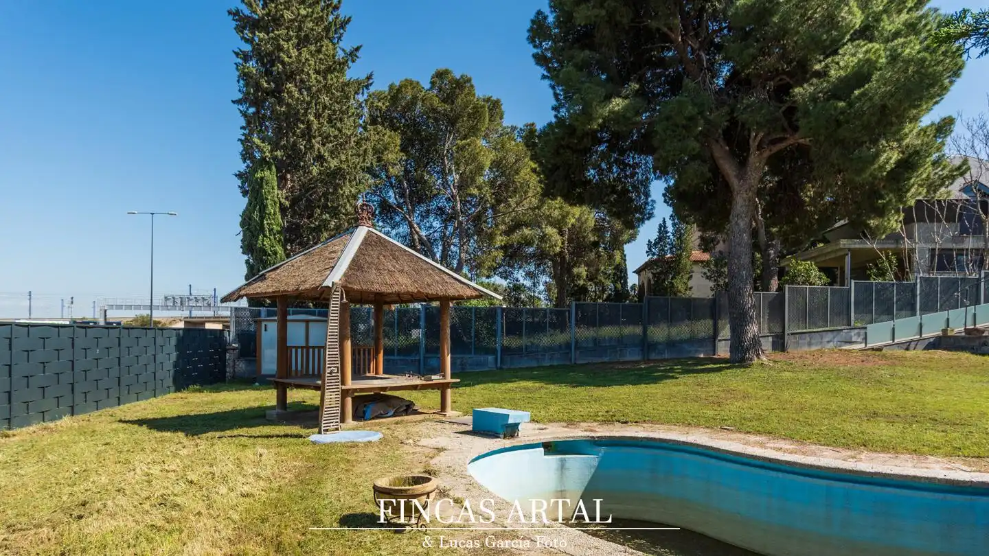 Piscina de Casa o chalet en venta en Zaragoza con Aire acondicionado, Calefacción y Jardín privado