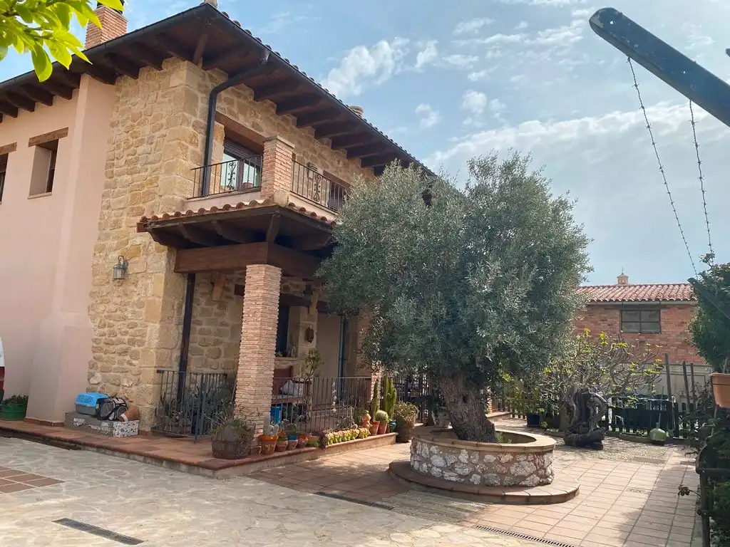 Vista exterior de Casa o xalet en venda en Valjunquera amb Aire condicionat, Jardí privat i Terrassa