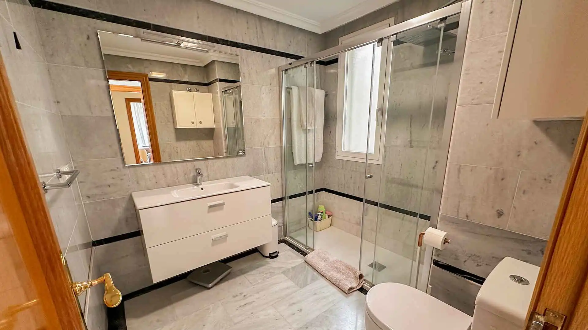 Bany de Apartament de lloguer en Marbella amb Terrassa, Piscina i Piscina comunitària