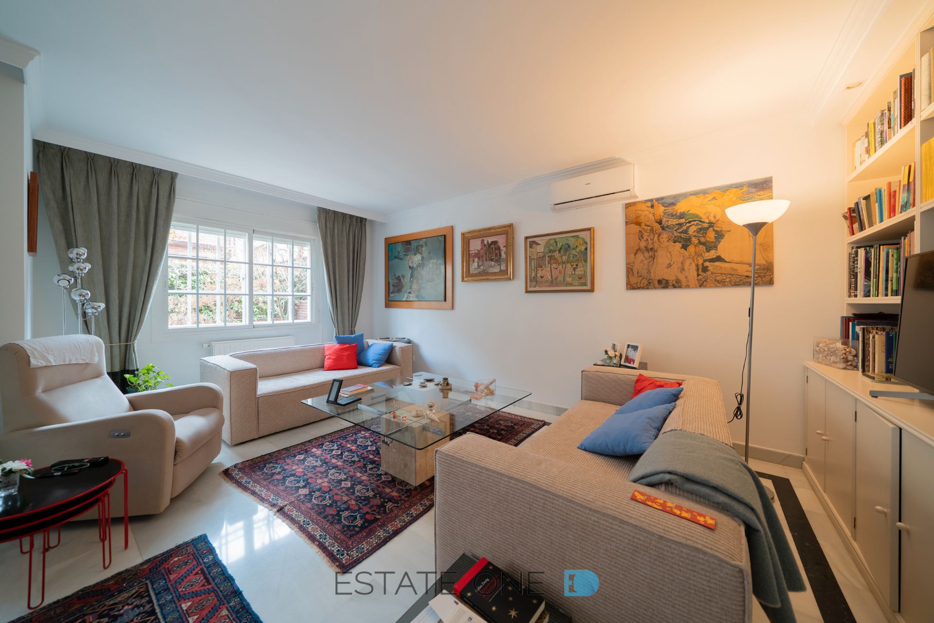 Sala de estar de Casa adosada en venta en  Madrid Capital con Aire acondicionado, Calefacción y Jardín privado