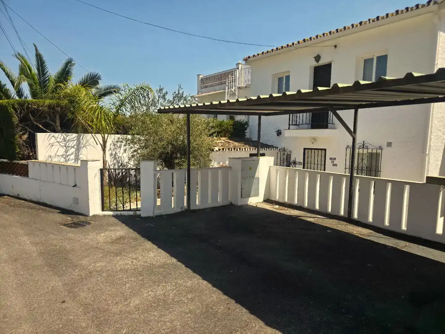 Vista exterior de Casa adosada en venda en Marbella amb Aire condicionat i Balcó