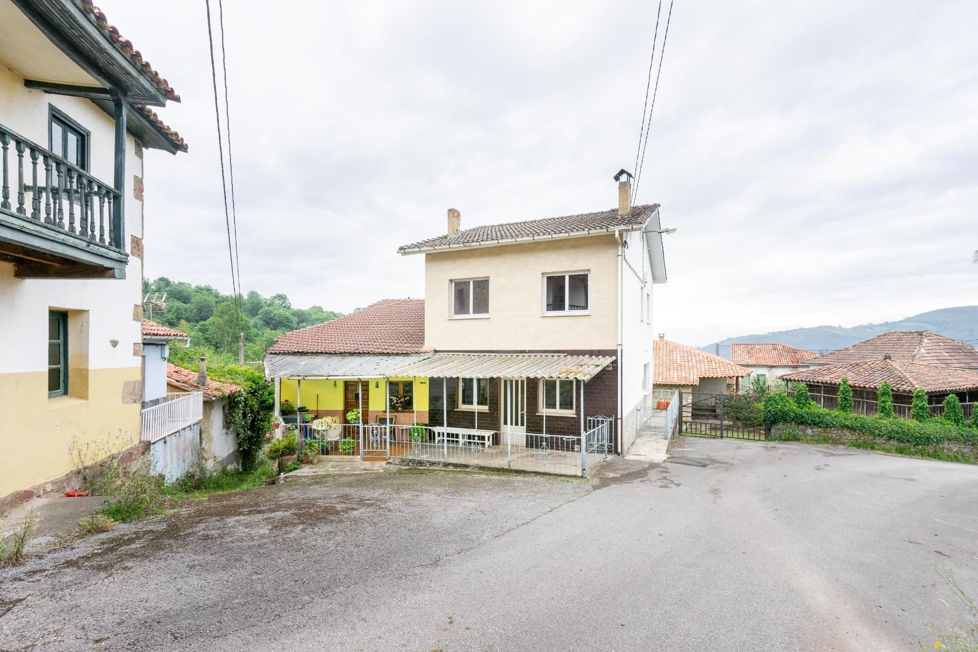 Vista exterior de Casa o xalet en venda en Oviedo  amb Calefacció i Terrassa