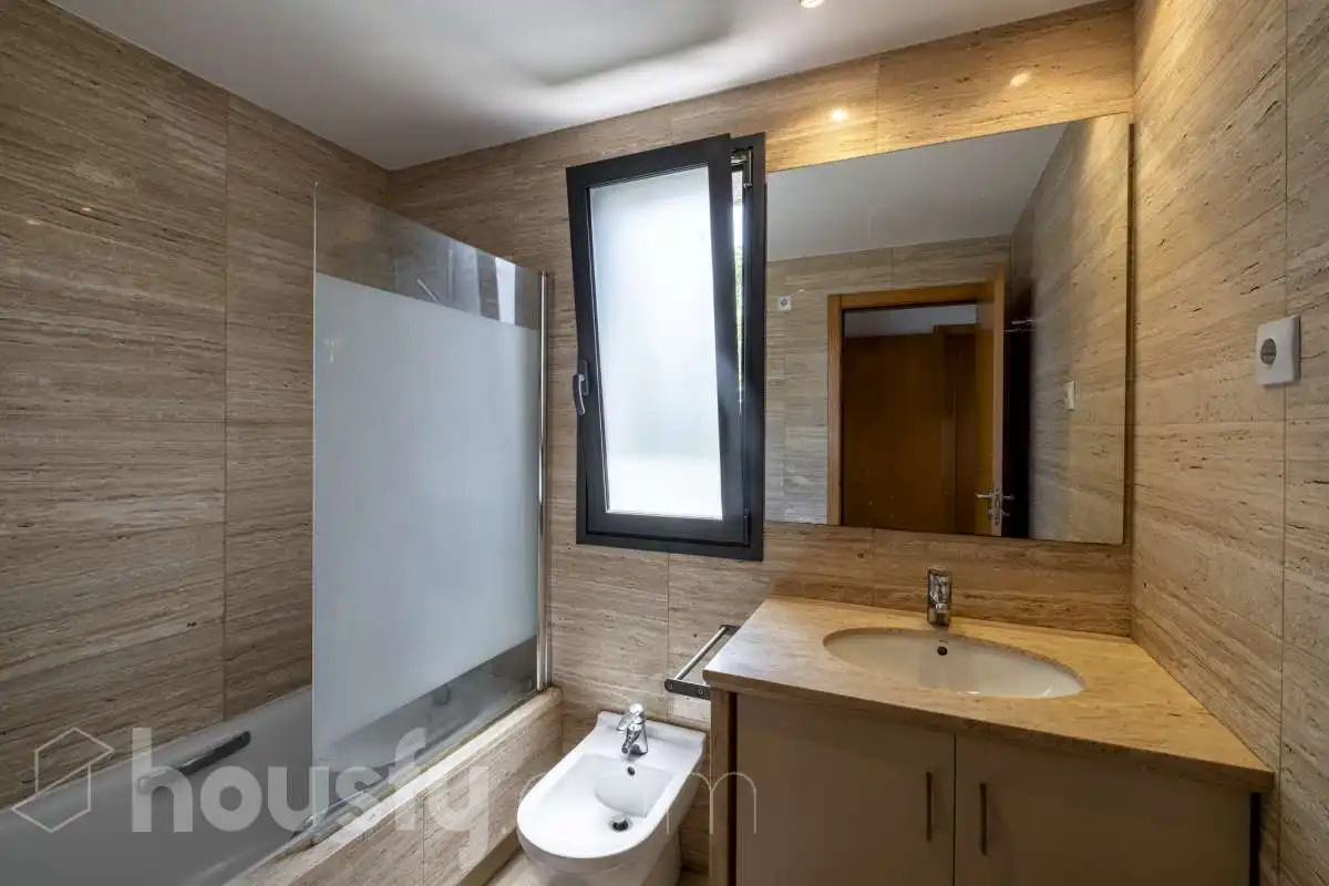 Bathroom of Flat for sale in Sant Cugat del Vallès  with Air Conditioner, Heating and Private garden