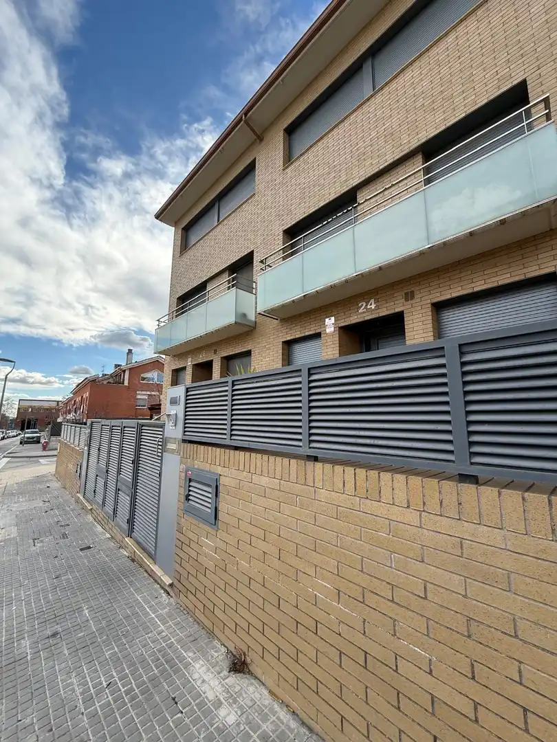Vista exterior de Casa adosada en venda en Castellar del Vallès amb Jardí privat, Terrassa i Balcó