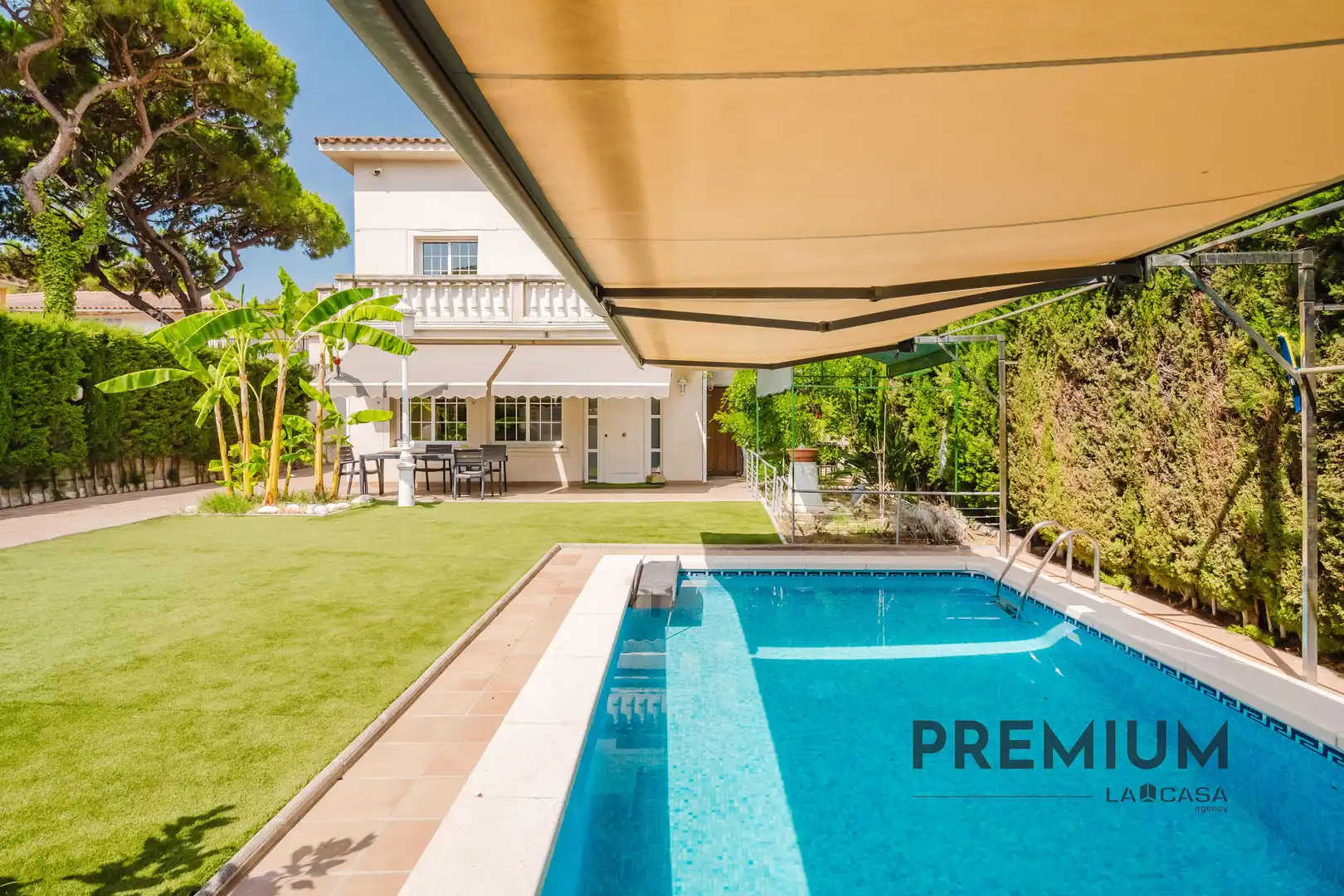 Vista exterior de Casa o xalet en venda en Castelldefels amb Piscina