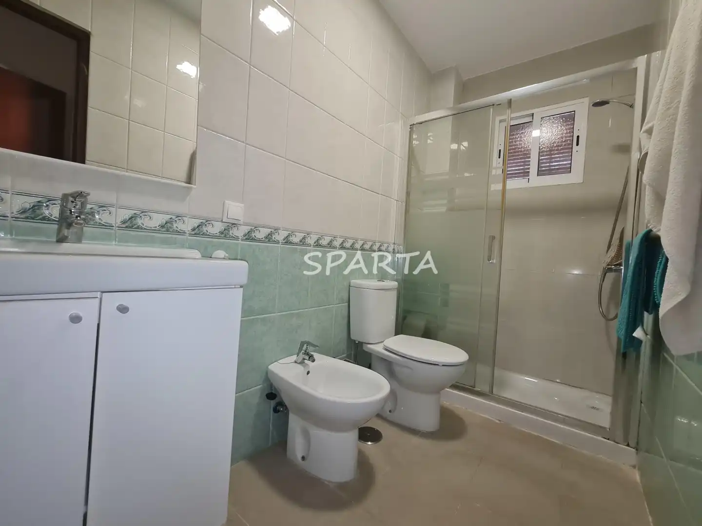 Badezimmer von Country house zum Verkauf in Sanlúcar la Mayor mit Privatgarten, Schwimmbad und Ofen