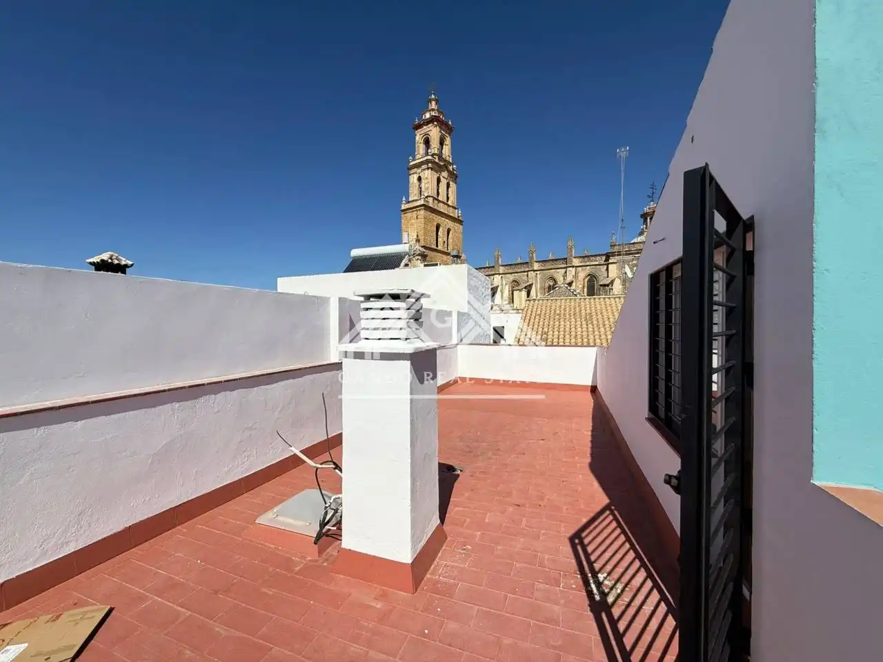 Vista exterior de Pis en venda en Utrera amb Jardí privat, Terrassa i Balcó