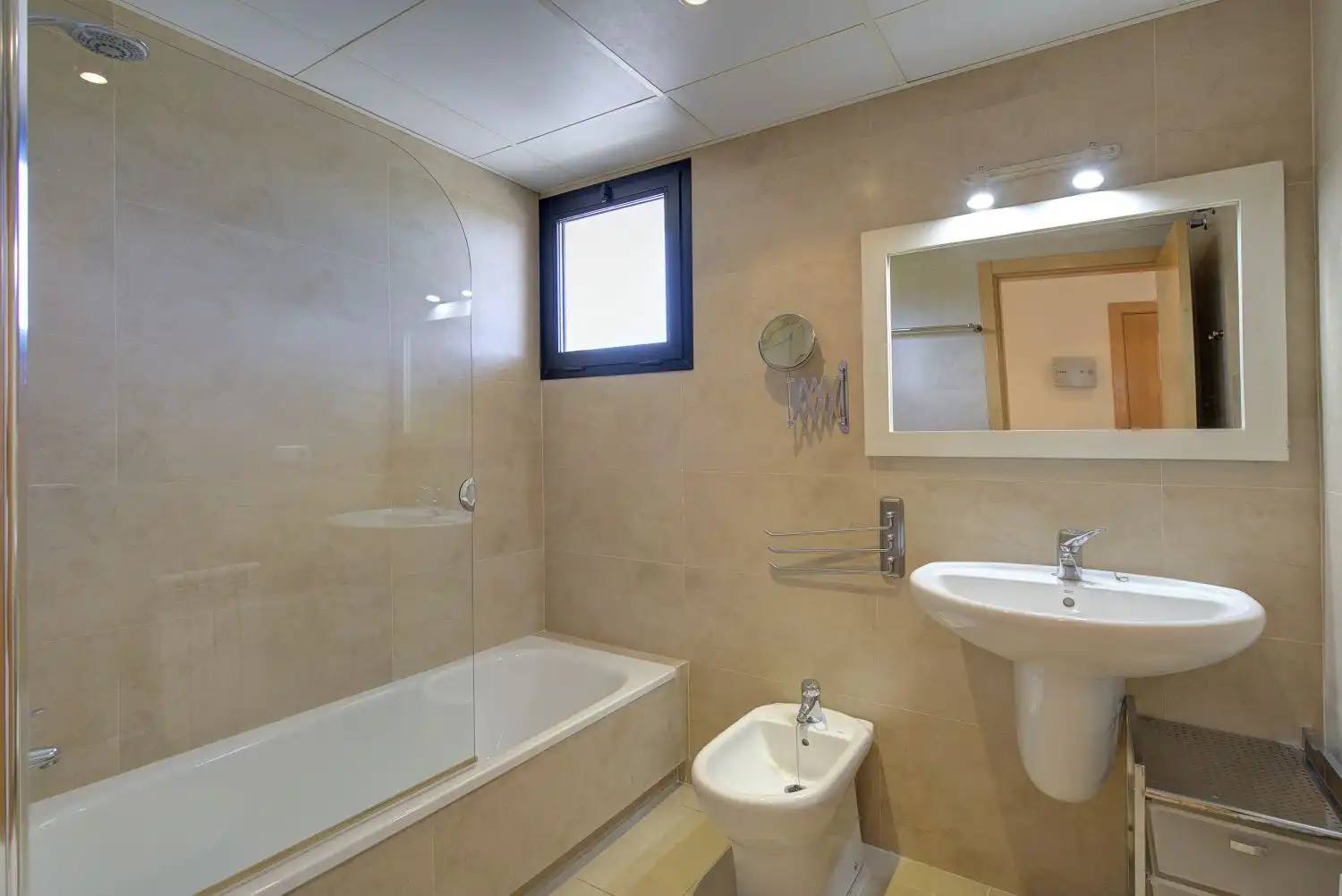 Badezimmer von Dachboden zum Verkauf in Las Gabias mit Klimaanlage, Heizung und Terrasse