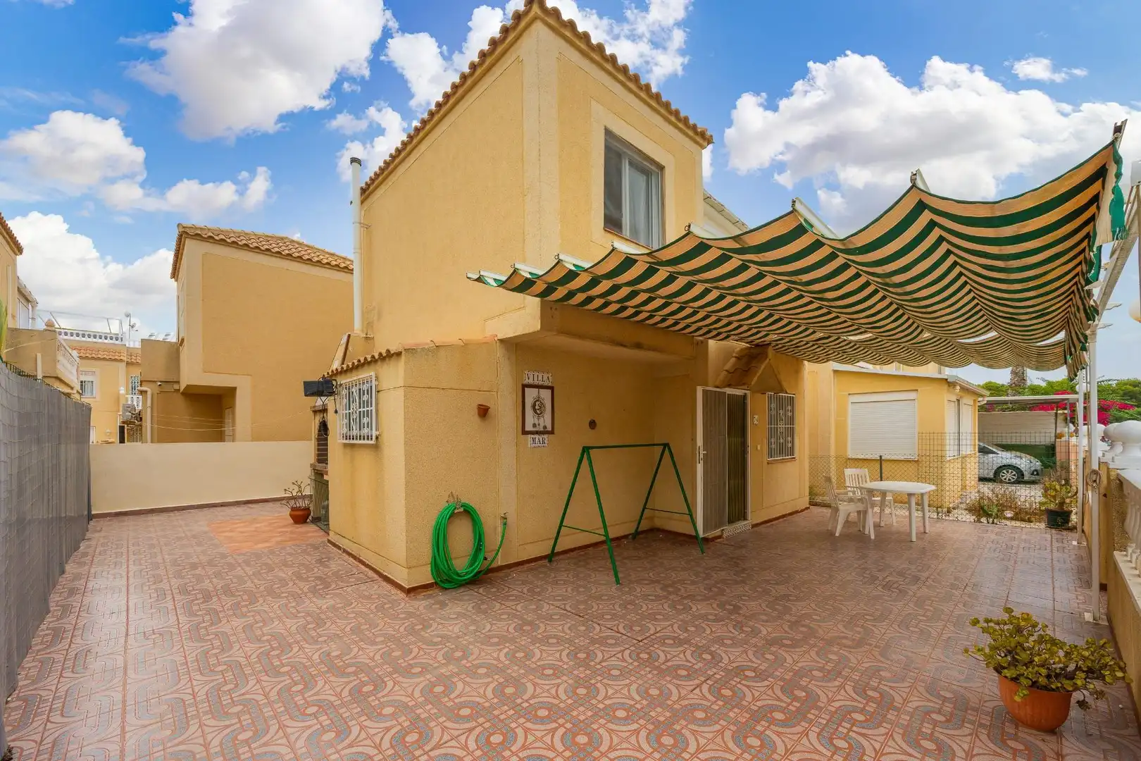 Vista exterior de Casa o xalet en venda en Torrevieja amb Aire condicionat, Jardí privat i Terrassa