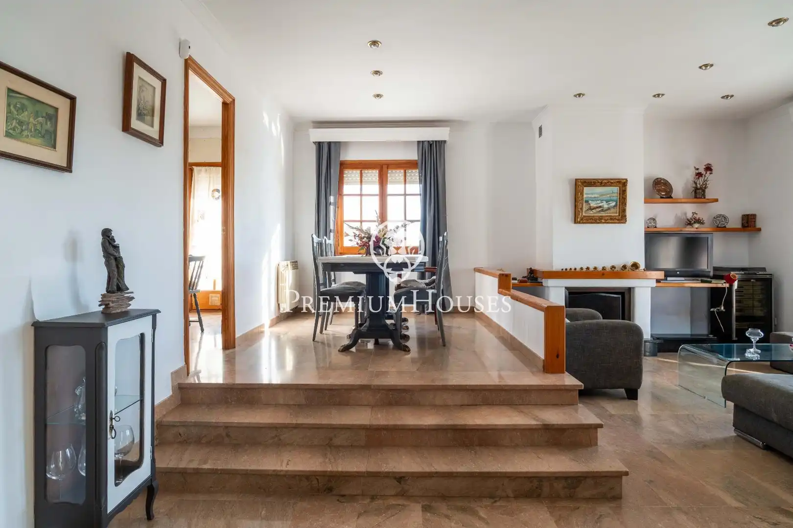 Menjador de Casa o xalet en venda en Vilanova i la Geltrú amb Calefacció, Jardí privat i Terrassa