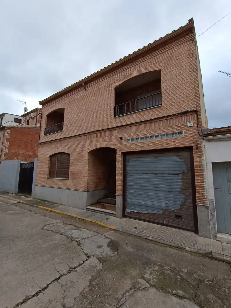 Außenansicht von Einfamilien-Reihenhaus zum Verkauf in Talavera de la Reina mit Abstellraum