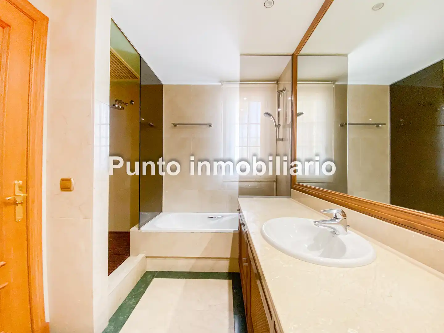 Baño de Casa adosada de alquiler en Valladolid con Aire acondicionado, Calefacción y Jardín privado