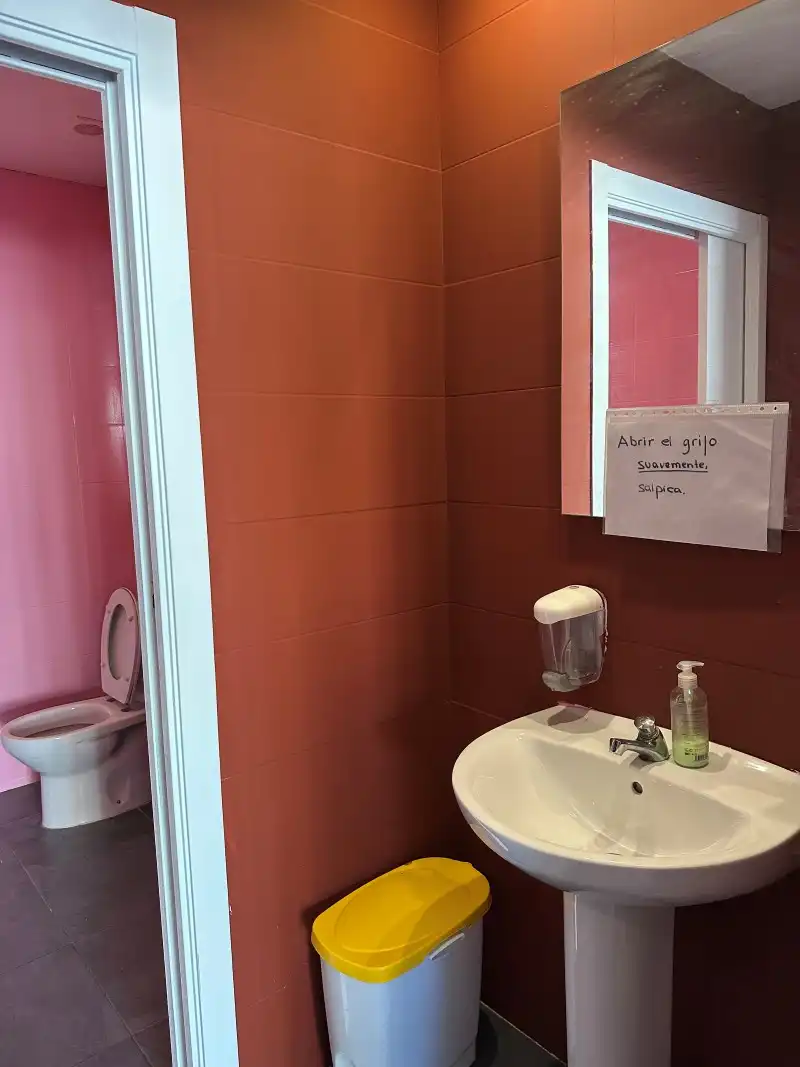 Baño de Local de alquiler en Gandia con Terraza y Alarma