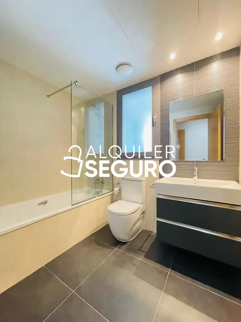 Bany de Pis de lloguer en Madrid amb Aire condicionat, Calefacció i Piscina