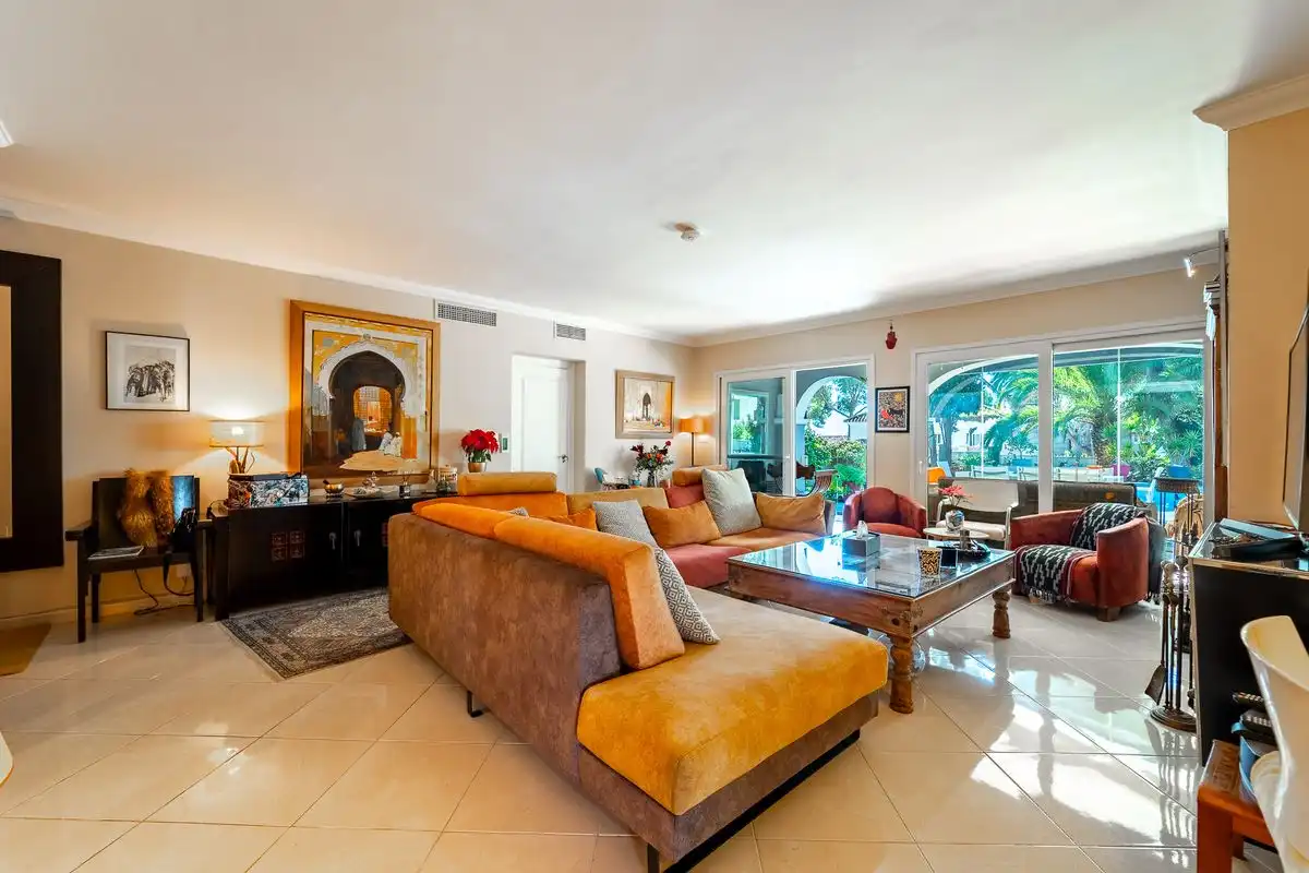 Sala d'estar de Casa o xalet en venda en Marbella amb Aire condicionat, Calefacció i Jardí privat