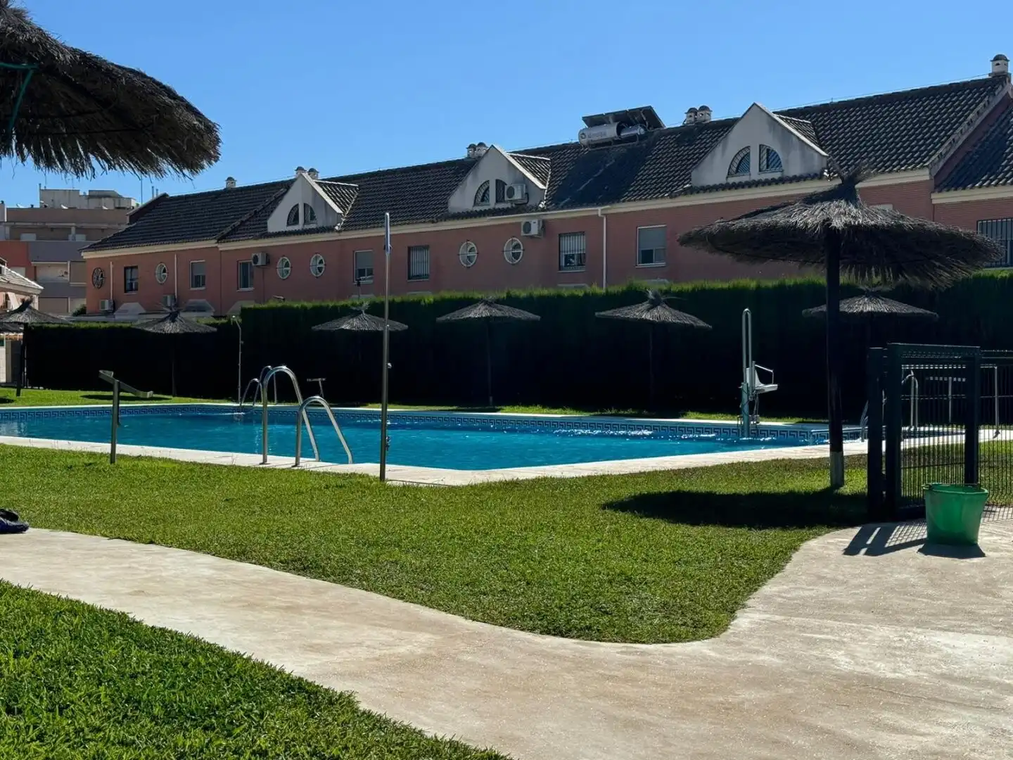 Piscina de Casa adosada en venda en Coria del Río amb Aire condicionat, Terrassa i Piscina