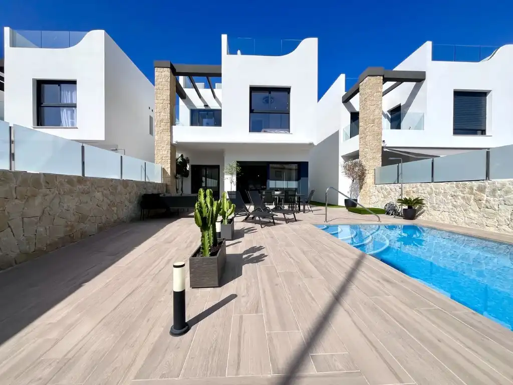 House with pool for sale in Calle Corbeta-Punta Prima, imagen 2
