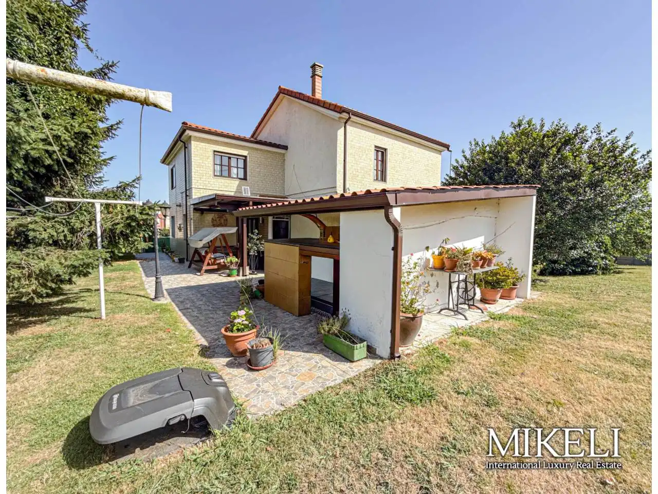 Vista exterior de Casa o xalet en venda en El Astillero   amb Calefacció i Jardí privat