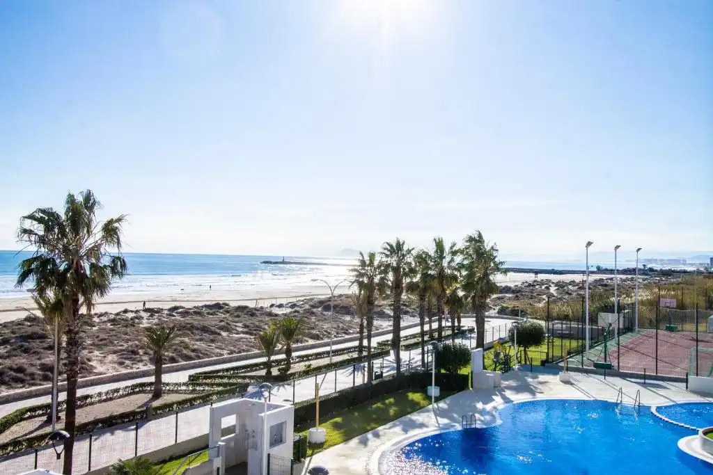 Dormitori de Apartament de lloguer en Cullera amb Aire condicionat, Terrassa i Moblat