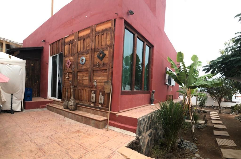 Vista exterior de Casa o xalet en venda en San Bartolomé de Tirajana amb Aire condicionat, Jardí privat i Terrassa