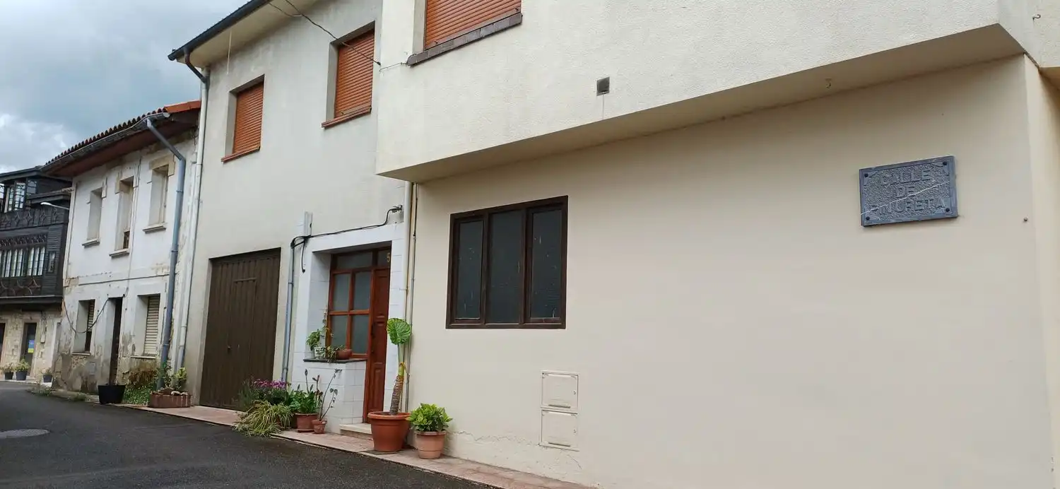 Außenansicht von Haus oder Chalet zum Verkauf in Nava mit Schwimmbad