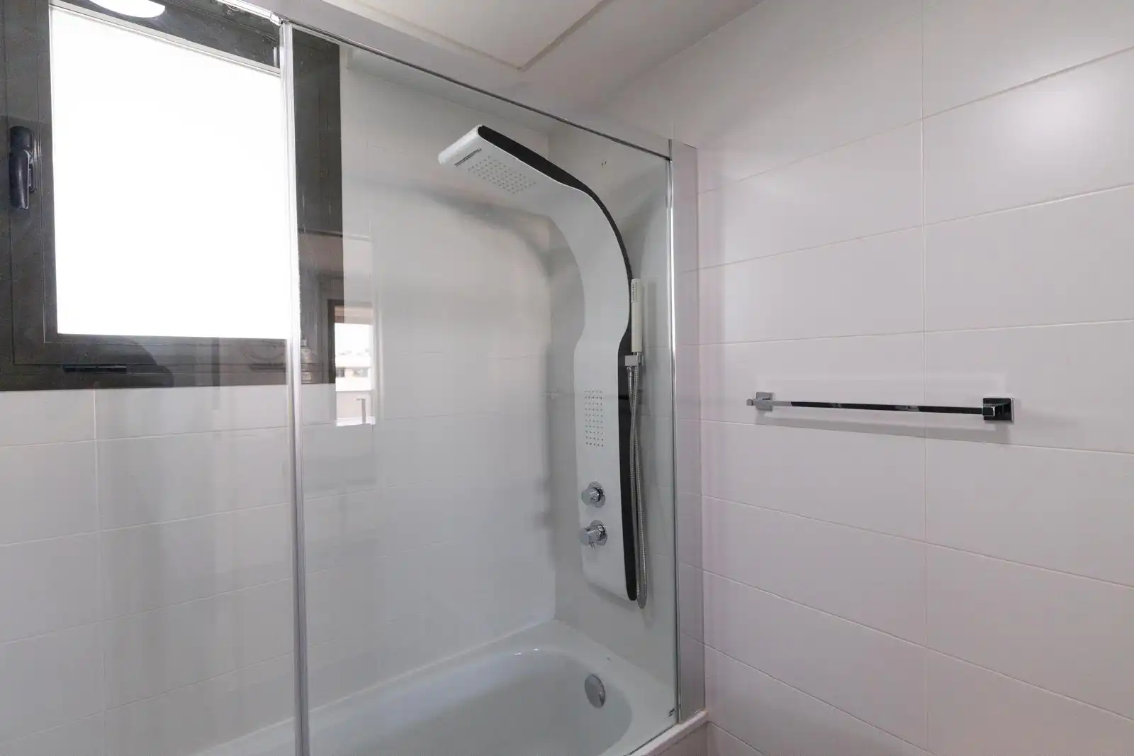 Badezimmer von Dachboden zur Miete in Torremolinos mit Klimaanlage, Terrasse und Möbliert