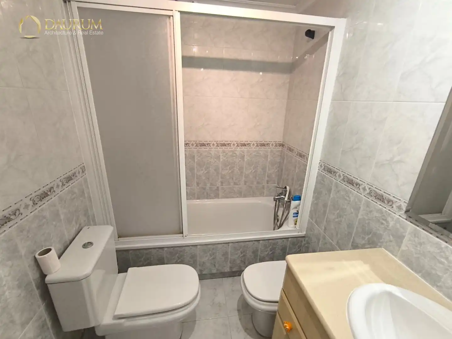Badezimmer von Einfamilien-Reihenhaus zum Verkauf in Santa Pola mit Klimaanlage, Heizung und Privatgarten