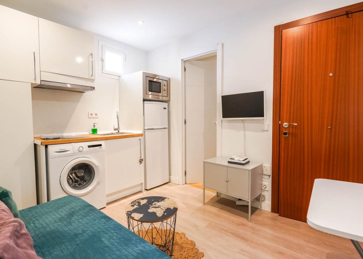 Dormitori de Apartament de lloguer en  Madrid Capital amb Aire condicionat, Moblat i Rentadora