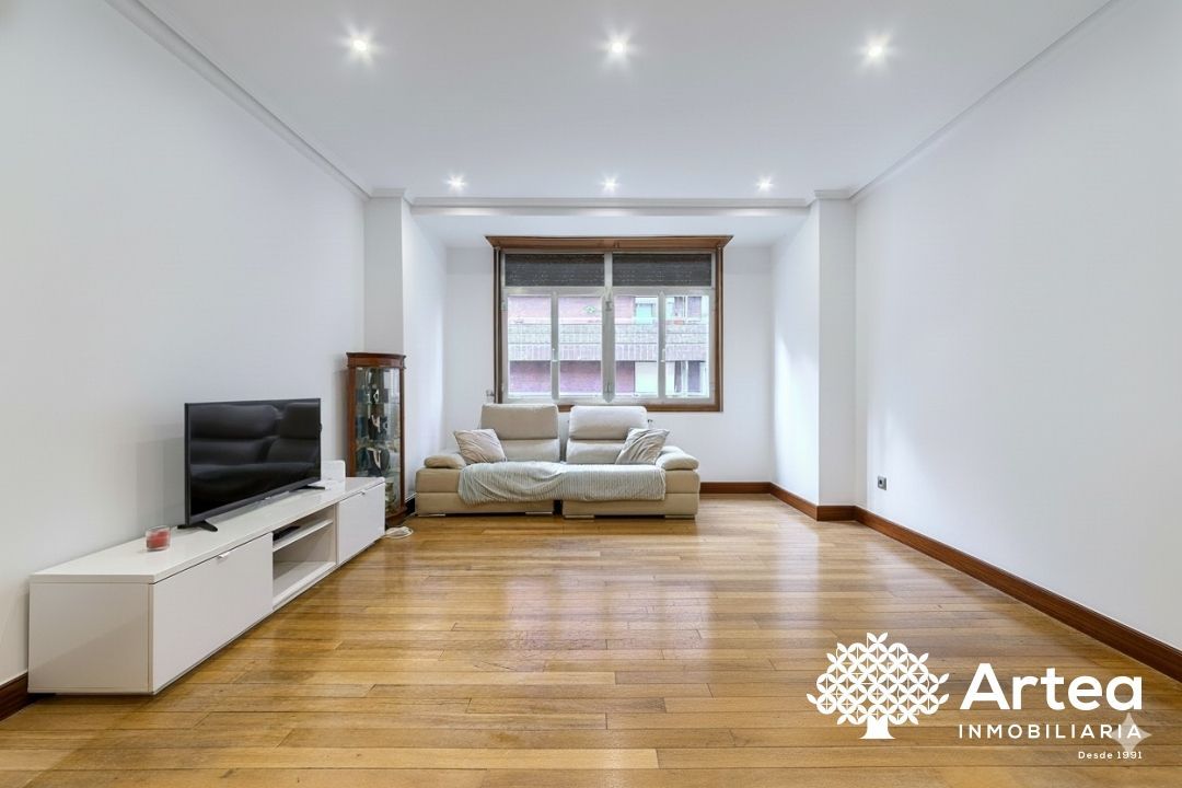 Sala d'estar de Pis en venda en Bilbao  amb Calefacció i Moblat