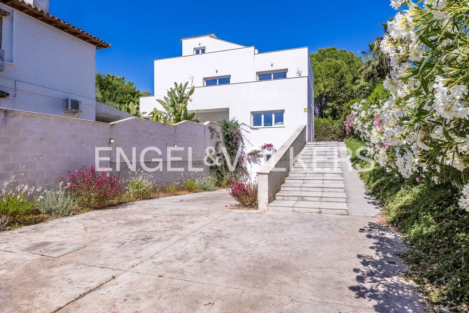 Vista exterior de Casa o xalet en venda en Tomares amb Aire condicionat, Calefacció i Jardí privat