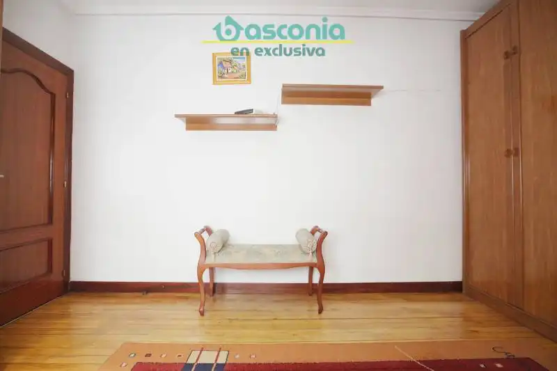 Dormitori de Pis en venda en Basauri  amb Calefacció, Moblat i Balcó