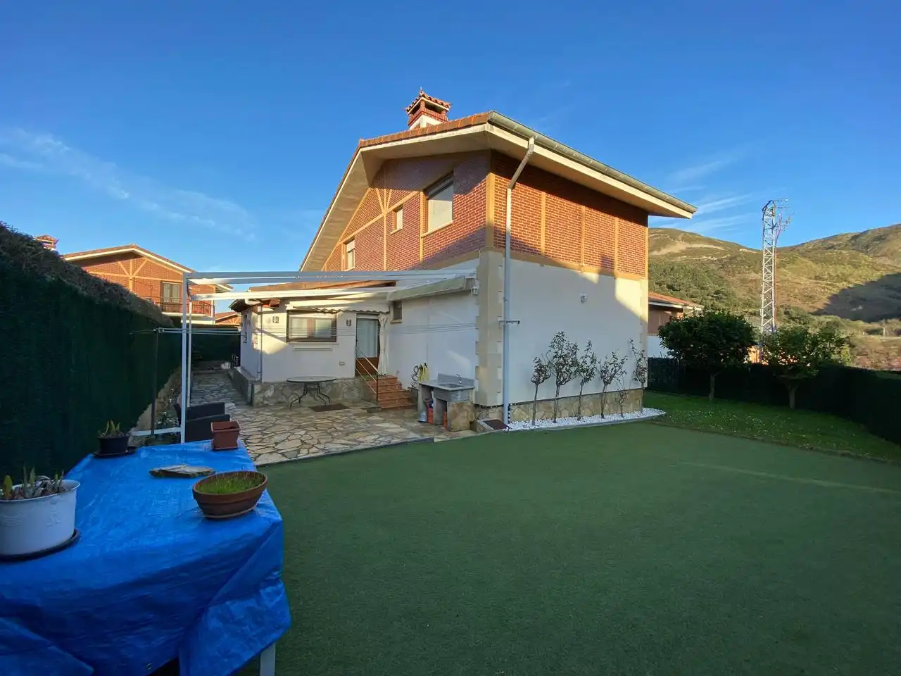 Vista exterior de Casa o chalet en venta en Castro-Urdiales con Calefacción, Jardín privado y Terraza