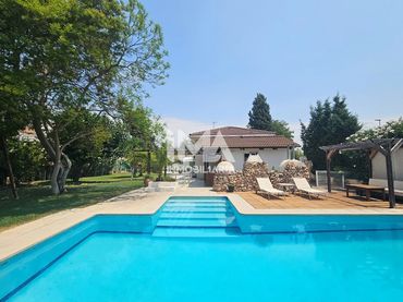 Chalet con piscina en venta en Montealegre