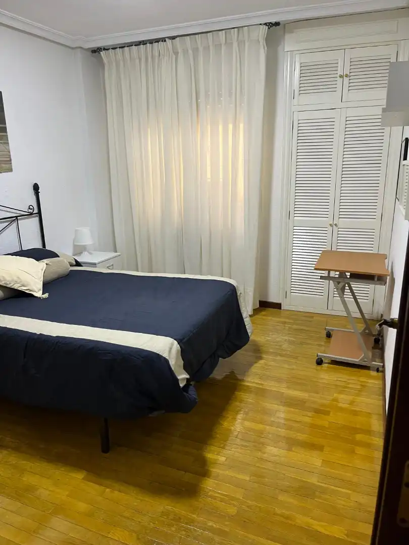Dormitori de Pis de lloguer en Puertollano amb Aire condicionat, Calefacció i Moblat