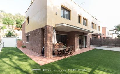 Vista exterior de Casa adosada en venda en Castelldefels amb Aire condicionat, Terrassa i Piscina
