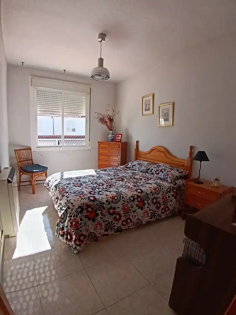 Dormitori de Casa o xalet en venda en Navaluenga amb Jardí privat, Terrassa i Moblat