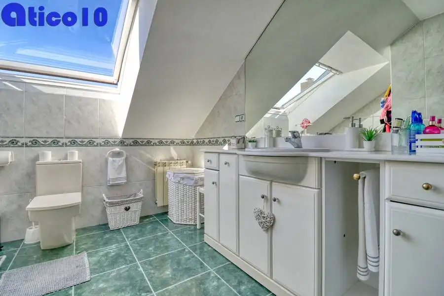 Baño de Casa o chalet en venta en Gijón  con Calefacción, Jardín privado y Parquet