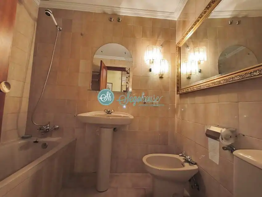 Badezimmer von Wohnung zum Verkauf in Segovia mit Heizung, Parkett und Terrasse
