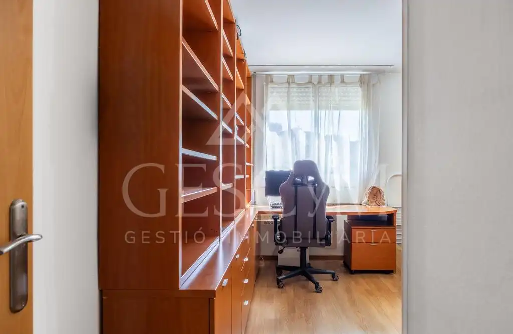 Piso en venta en Sant Joan Despí con Parquet, Terraza y Balcón