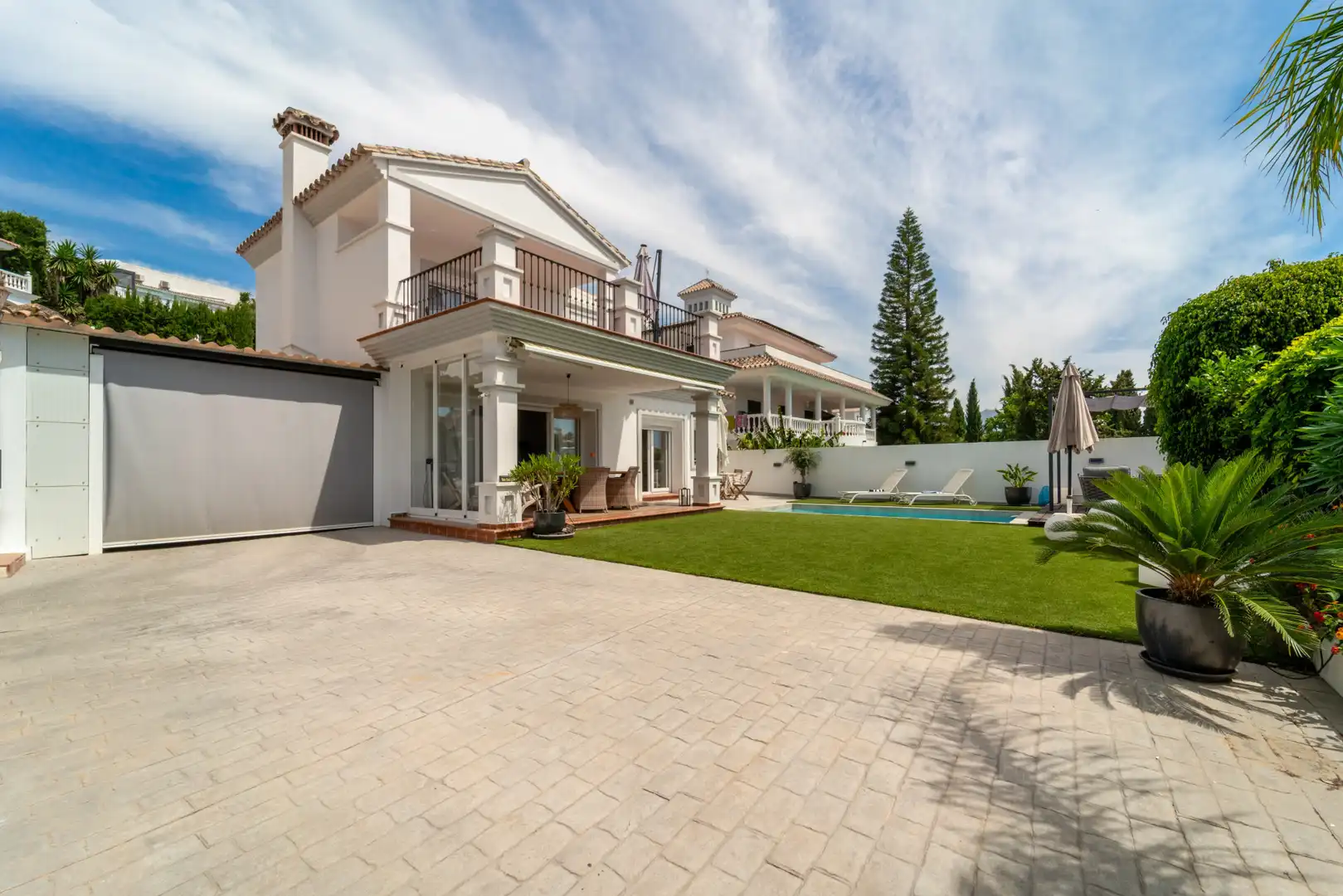 Vista exterior de Casa o xalet en venda en Mijas amb Aire condicionat, Jardí privat i Terrassa