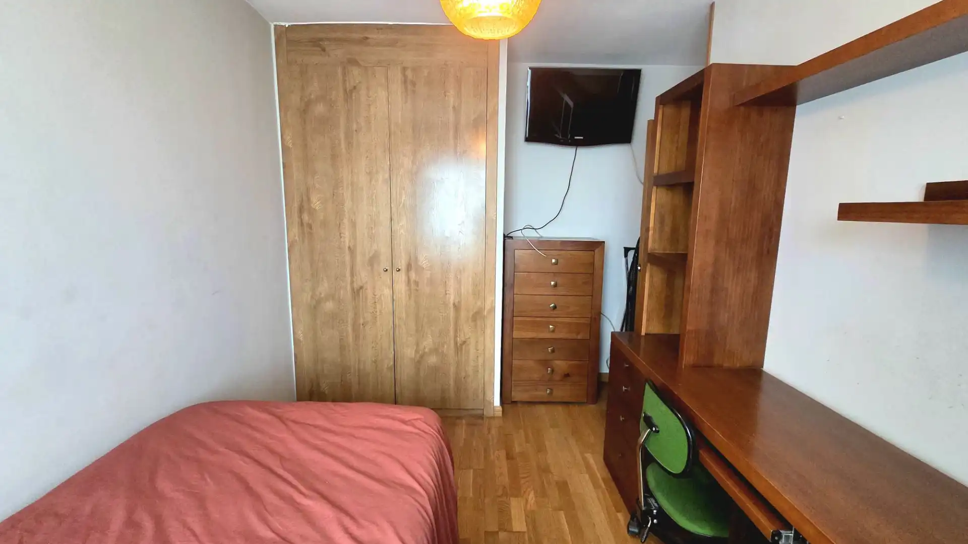 Schlafzimmer von Dachboden zum Verkauf in Fuenlabrada mit Klimaanlage, Heizung und Privatgarten
