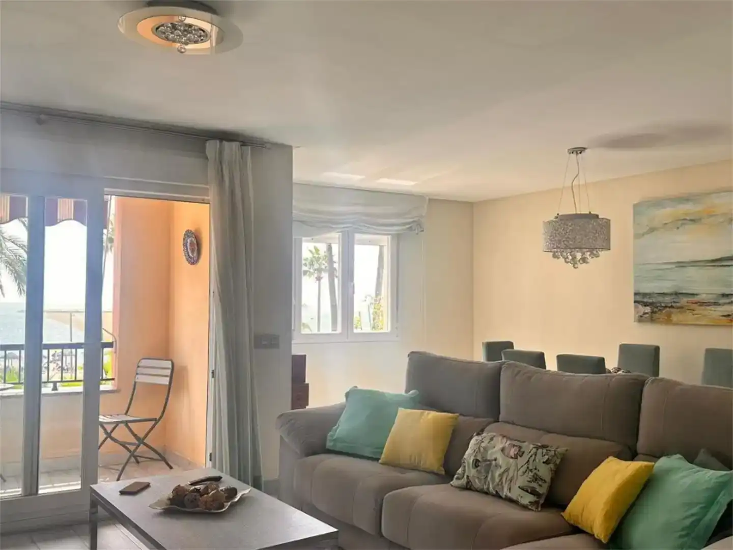 Sala d'estar de Pis en venda en Estepona amb Aire condicionat, Terrassa i Balcó