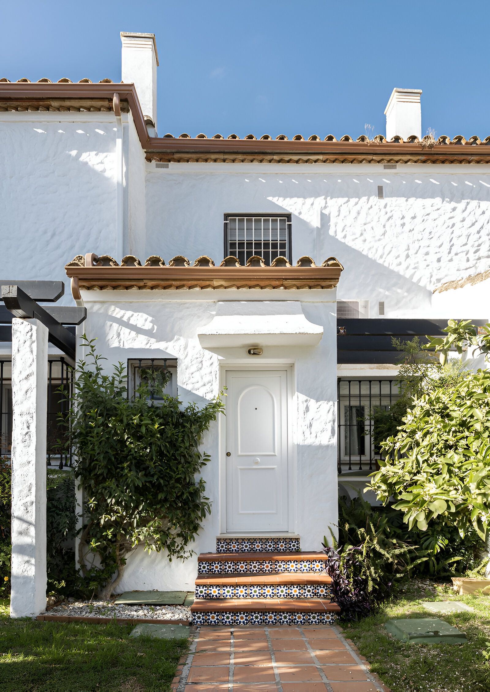 Exterior view of Single-family semi-detached for sale in Estepona  with Air Conditioner, Terrace and Swimming Pool