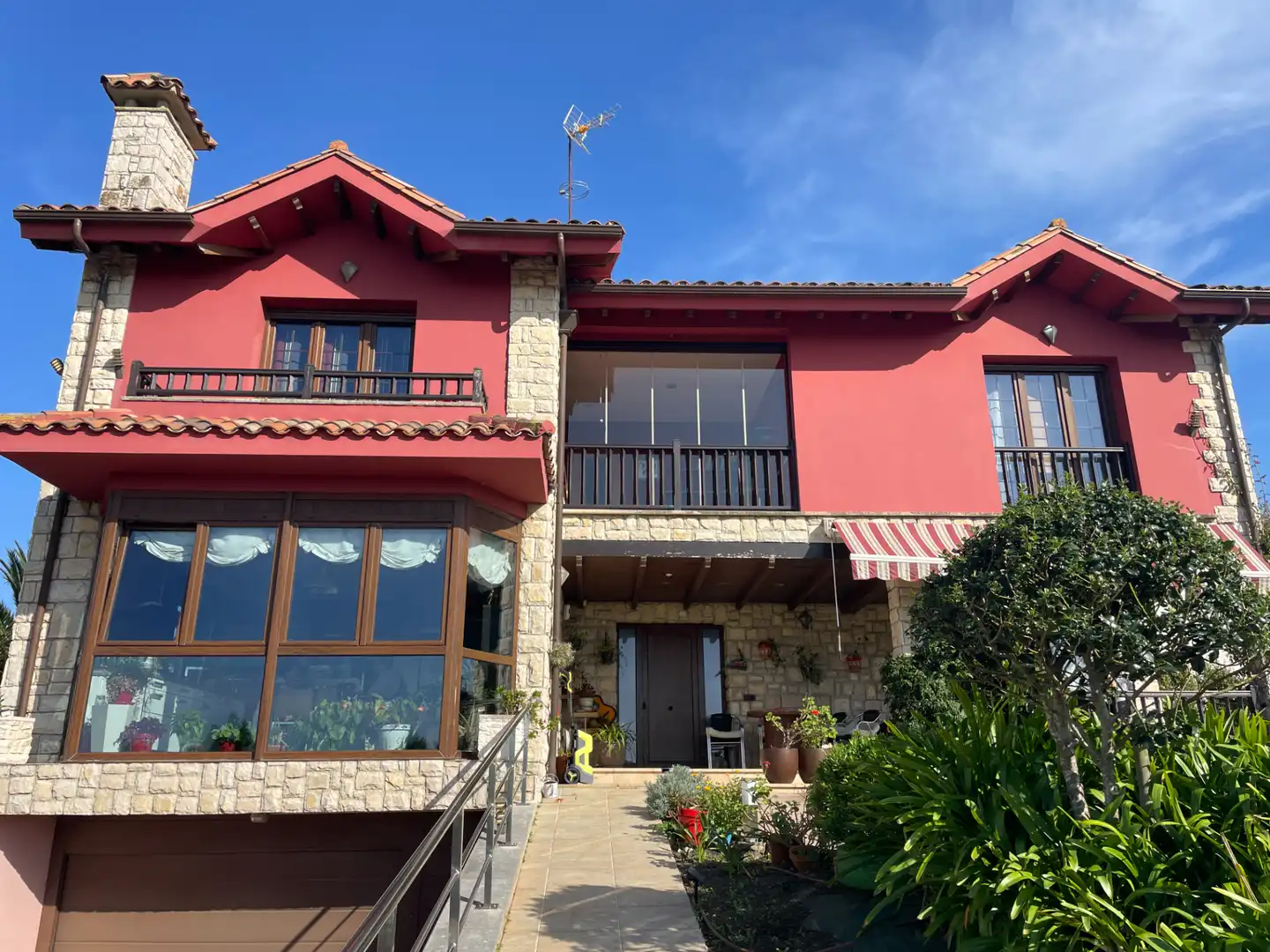 Vista exterior de Casa o xalet en venda en Gijón  amb Calefacció, Jardí privat i Parquet